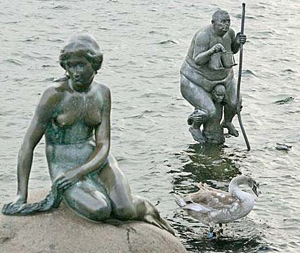 Survival of the fattest sculpture "Survival of the Fattest" - Jens Galschiøt/Lars Calmar. During the COP15 summit the statue was displayed in Copenhagen harbor at Langelinie next to the internationally famous Danish landmark statue, The Little Mermaid. Photo: AFP/Getty.