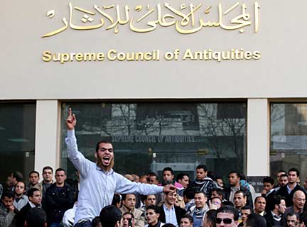 AP photo by Khalil Hamra Protestors in front of the Supreme Council of Antiquities accuse Hawass of corruption and denounce him for being an underling of Mubarak, Feb. 14, 2011. AP Photo/Khalil Hamra.
