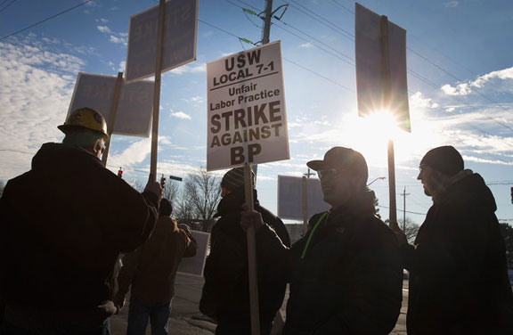 Workers picket BP refinery in Indiana, Feb. 10, 2015. Photo Scott Olson/Getty Images. Workers picket BP refinery in Indiana, Feb. 10, 2015. Photo Scott Olson/Getty Images.