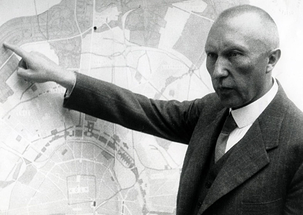 Mayor Konrad Adenauer in 1929 with a map of Cologne. Photographer unknown.