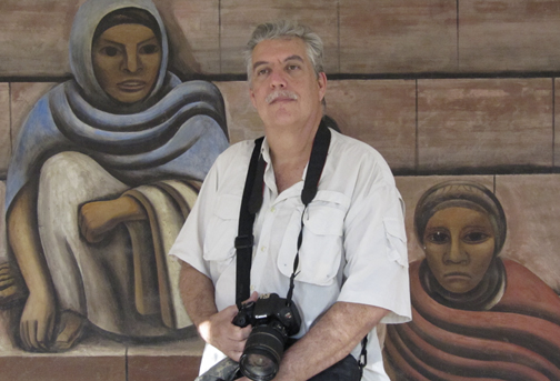  Vallen at the Siqueiros mural, Portrait of Mexico Today, 1932, at the Santa Barbara Museum of Art in California. Photo by Jeannine Thorpe ©.