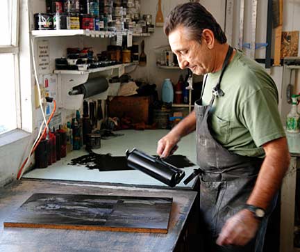 At the Josephine Press atelier, master printer John Greco prepares the "Pat Bag" linoleum block for printing by applying ink with a brayer roller. Photograph by Mark Vallen ©