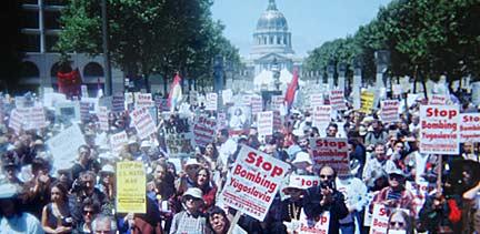 On June 5, 1999 an estimated 10,000 protestors in San Francisco, California marched from U.N. Plaza to Dolores Park in a demonstration against the bombing of Yugoslavia. Photo by Mark Vallen ©.