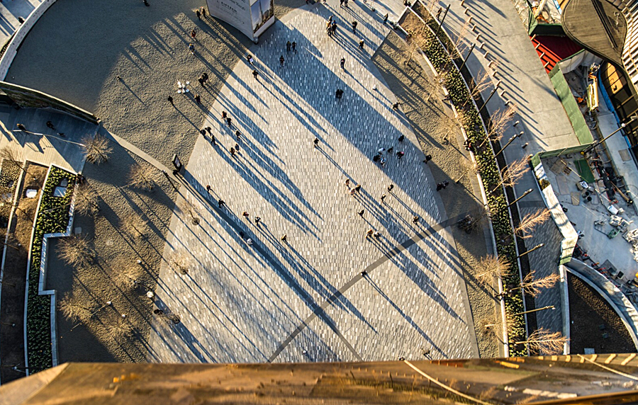 From the top floor, a glance over those 4-feet-high railings... it sure is a long way down. Image © Raphe Evanoff 2019. Via Flickr (CC BY 2.0)